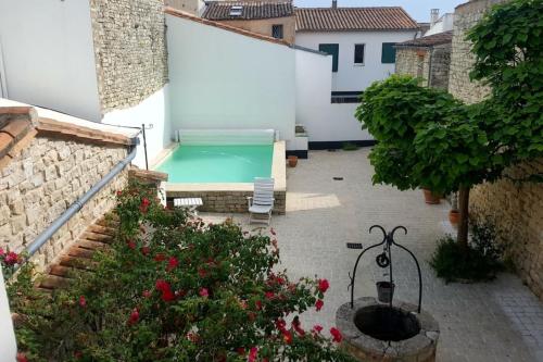 Peaceful house with a sunny courtyard and pool