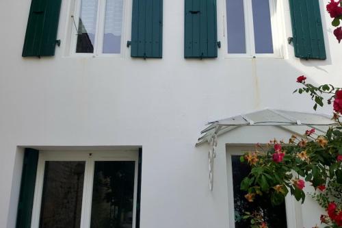 Το κτήριο όπου στεγάζεται  η παραθεριστική κατοικία