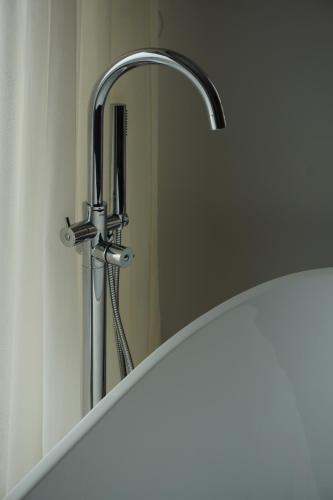 un lavandino del bagno con un rubinetto davanti a uno specchio di NOOK Kopaonik Luxury Apart & House a Kopaonik