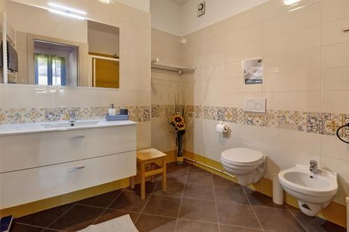 a bathroom with a toilet and a sink at Casabb in Toscolano Maderno
