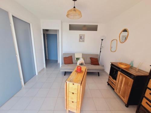 un salon avec un canapé et une table dans l'établissement Les rives du lac, au Grau-du-Roi