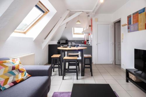 un salon avec un canapé et une table dans l'établissement immeuble entier ✰ coeur de ville ✰ terrasse balcon, à Segré