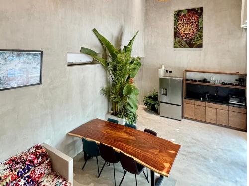 Blooma Boutique Hotelにあるキッチンまたは簡易キッチン