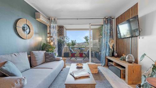 un salon avec un canapé et une table dans l'établissement CASA L'ALBA - Piscine Lagon - Plage, à Cogolin