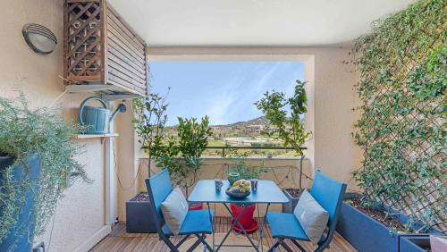 un patio avec une table et des chaises sur un balcon dans l'établissement CASA L'ALBA - Piscine Lagon - Plage, à Cogolin