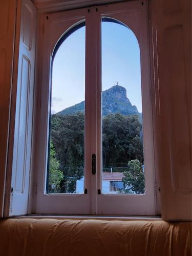 Vista generica sulle montagne o vista sulle montagne dall'interno della villa