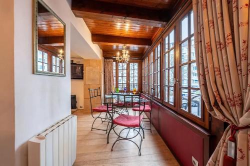 Coin salon dans l'établissement Appartement chaleureux à Annecy, 63 m², cheminée