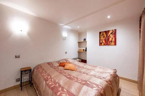 Un ou plusieurs lits dans un hébergement de l'établissement Appartement chaleureux à Annecy, 63 m², cheminée