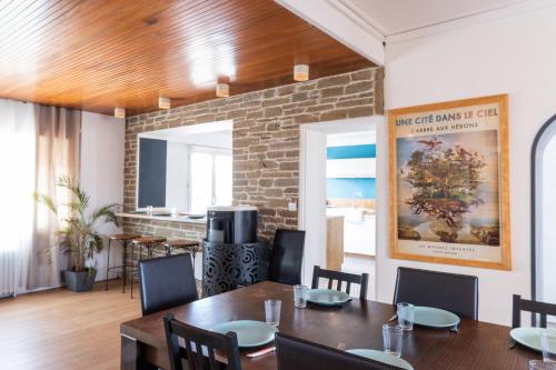 une salle à manger avec une table et des chaises en bois dans l'établissement gite pierre percée bord de Loire proche Nantes, à Divatte sur Loire