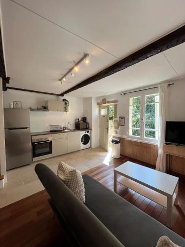 un salon avec un canapé et une table dans l'établissement Maison de ville, Canal du Midi, à Poilhès