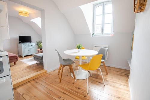 une cuisine et un salon avec une table et des chaises dans l'établissement AU VINCI Appartement 4 personnes, à Amboise