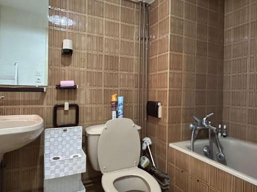 une salle de bain avec toilettes, lavabo et baignoire dans l'établissement Appt T2 Mezzanine 4 couchages BANYULS SUR MER BN050-A05, à Banyuls-sur-Mer