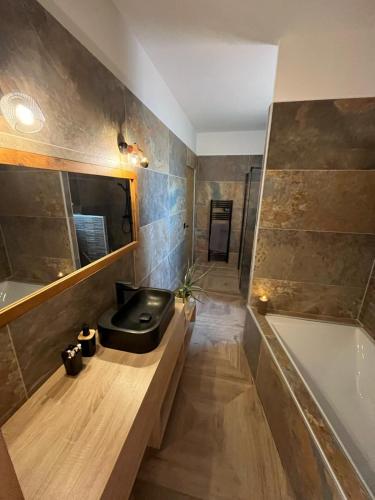 un baño con lavabo y bañera en Villa vue sur Draguignan, en Draguignan