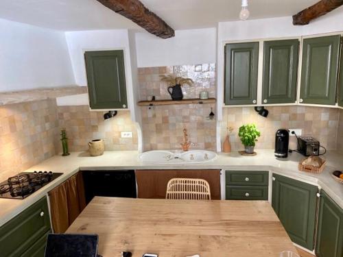 Η κουζίνα ή μικρή κουζίνα στο Charmante maison de village dans le Luberon