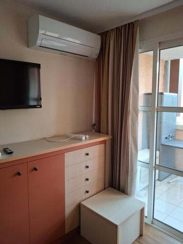 Cette chambre dispose d'un bureau, d'une télévision et d'une fenêtre. dans l'établissement CAP SOLEIL J2 appt 204, à Saint-Raphaël