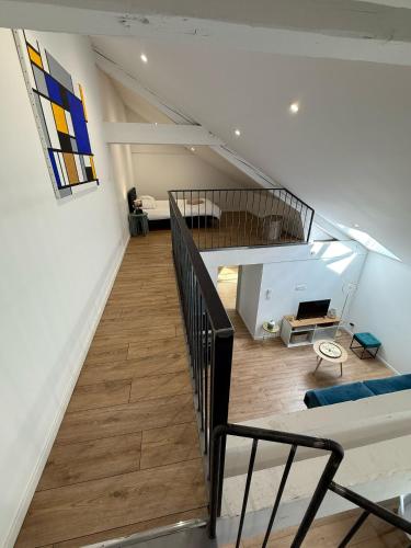 - un escalier dans une chambre avec un escalier dans l'établissement Appartement 5 personnes Beaune avec parking privé gratuit, à Beaune