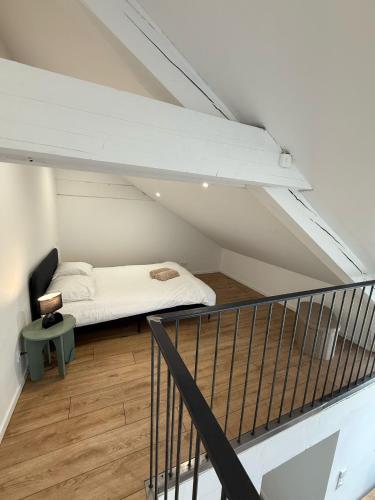 - une chambre avec un lit au milieu d'un escalier dans l'établissement Appartement 5 personnes Beaune avec parking privé gratuit, à Beaune