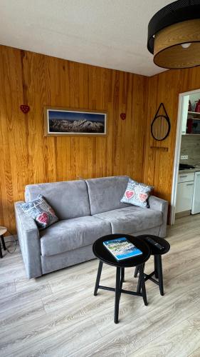 un salon avec un canapé et une table dans l'établissement Studio au cœur d auron 118, à Saint-Étienne-de-Tinée