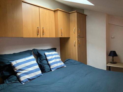 - une chambre avec un lit doté de draps bleus et de placards en bois dans l'établissement Beach house - 6 people - parking, à Frontignan