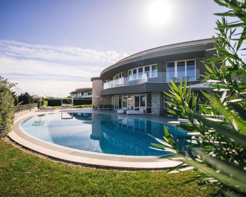 Πισίνα στο ή κοντά στο Grand Villas Adriatic situated within luxury golf & spa resort Kempinski Hotel Adriatic