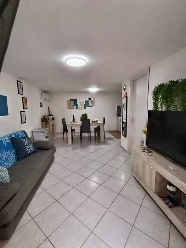 a living room with a couch and a table at Guarda l'alba in Altavilla Milicia