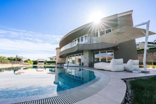 Πισίνα στο ή κοντά στο Grand Villas Adriatic situated within luxury golf & spa resort Kempinski Hotel Adriatic