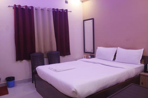 Cama o camas de una habitación en Pavitram Hotel & Banquet
