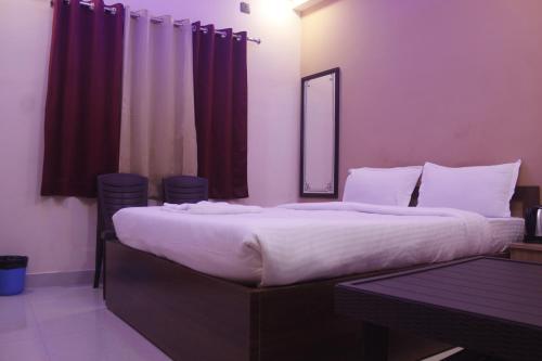 Cama o camas de una habitación en Pavitram Hotel & Banquet