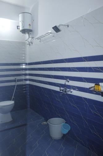 Un baño de Pavitram Hotel & Banquet