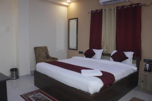 Cama o camas de una habitación en Pavitram Hotel & Banquet