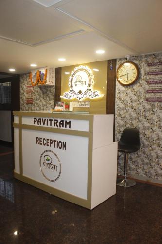 El vestíbulo o zona de recepción de Pavitram Hotel & Banquet