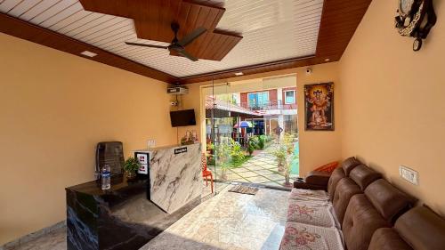 un soggiorno con un divano e un ventilatore a soffitto di Coral Cove Resort, Nagaon a Nagaon