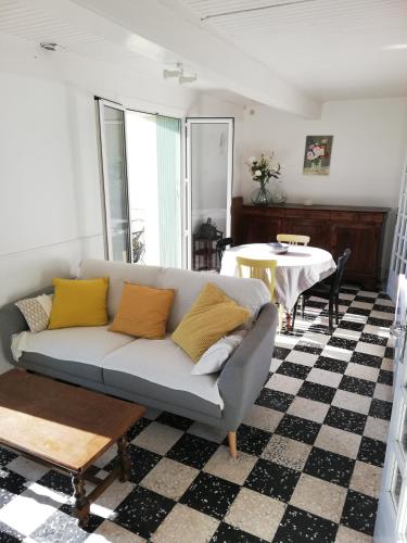 un salon avec un canapé et une table dans l'établissement Maison vue Panoramique, à Vailhan