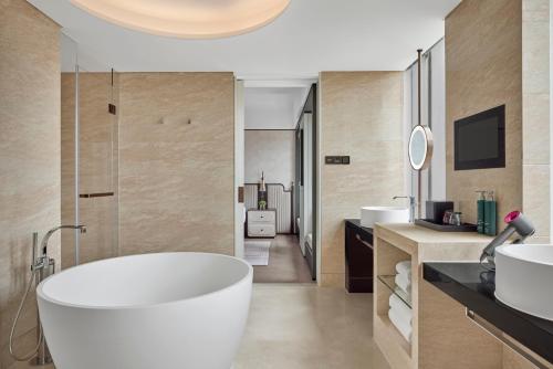 Ένα μπάνιο στο Hilton Shanghai City Center -Steps from iconic landmarks Wukang Mansion and Jing'an Temple