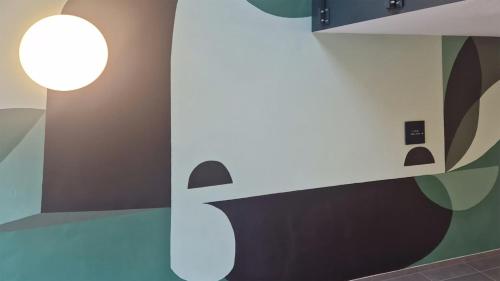 a room with a wall with a light on it at Holiday Inn - the niu, Flux Passau by IHG in Passau