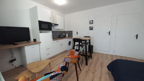 a kitchen with two dolls sitting in chairs in a room at Segré centre ? studio ? 24m² ? cuisne ? wifi ? TOUT NEUF! in Segré