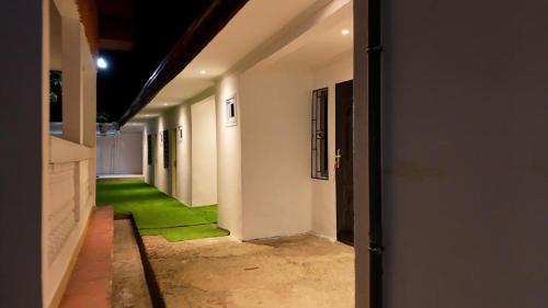 Un lugar para sentarse en Luxury Villa AC Ensuite Room 5