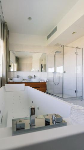 Ένα μπάνιο στο Grand Villas Adriatic situated within luxury golf & spa resort Kempinski Hotel Adriatic