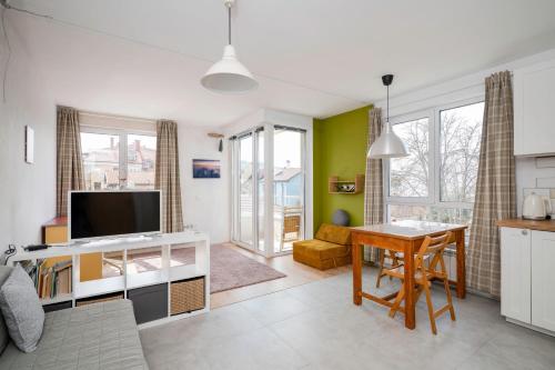 Bright and Cozy 1BD Apartment plus Desk by Flat Mаnаger