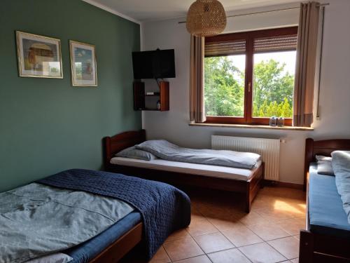 ジブヌベクにあるWilla Etnaのベッド2台と窓のある寝室