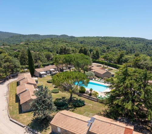 une vue aérienne d'un complexe avec piscine dans l'établissement Pretty little house in a tourist residence, à La Roque-sur-Pernes