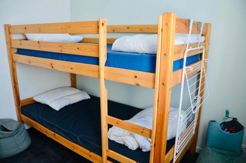 quelques lits superposés dans une chambre dans l'établissement à quelques pas de la plage, à Longeville-sur-Mer