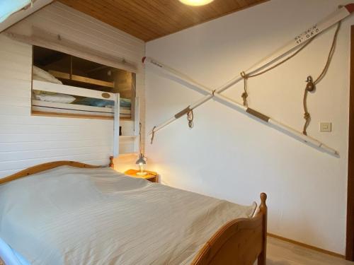 格罗森布罗德Seepferd的一间小卧室,配有床和灯
