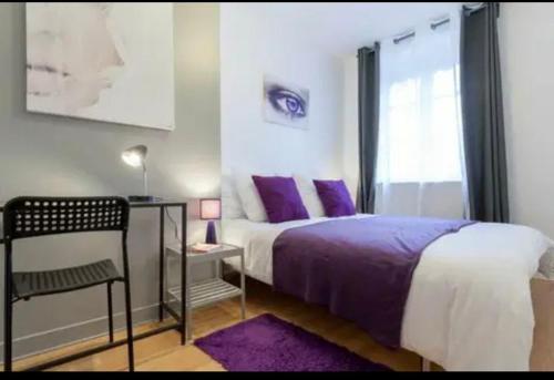 une chambre avec un lit violet et une fenêtre dans l'établissement Pop Opera Appartement idéal au coeur de lyon 1er, à Lyon