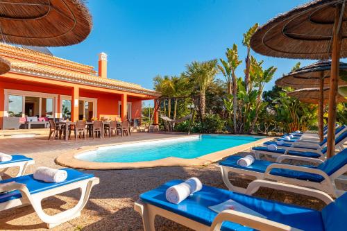 Villa California - Piscina aquecível e BBQ na Corcovada, Albufeira