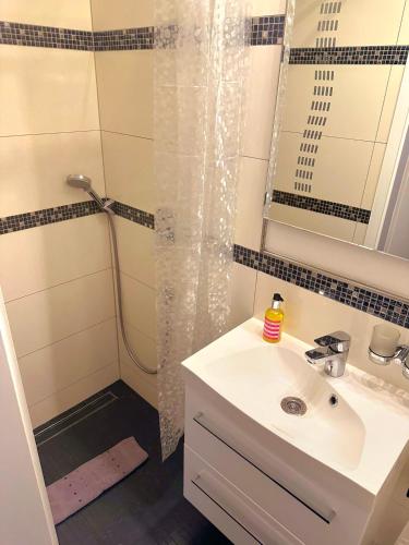 a bathroom with a sink and a shower at Hotel am Markt Bacharach in Bacharach