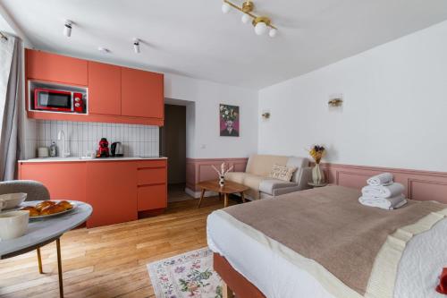 - une cuisine et un salon avec un lit dans une chambre dans l'établissement Grand studio refait a neuf Paris 16 - 4P, à Paris