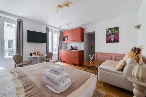 une chambre avec un lit et un salon dans l'établissement Grand studio refait a neuf Paris 16 - 4P, à Paris