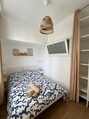 une chambre avec un lit avec un ours en peluche dessus dans l'établissement App neuf 1 chambre près du centre et plages, à Antibes