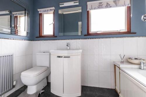 een badkamer met toilet en wastafel bij Lennox Road Small Rooms Inn in Bletchley